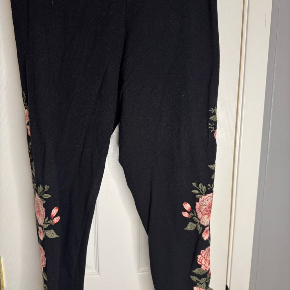 Torrid Floral Embroidered Black LEGGINGS CROP